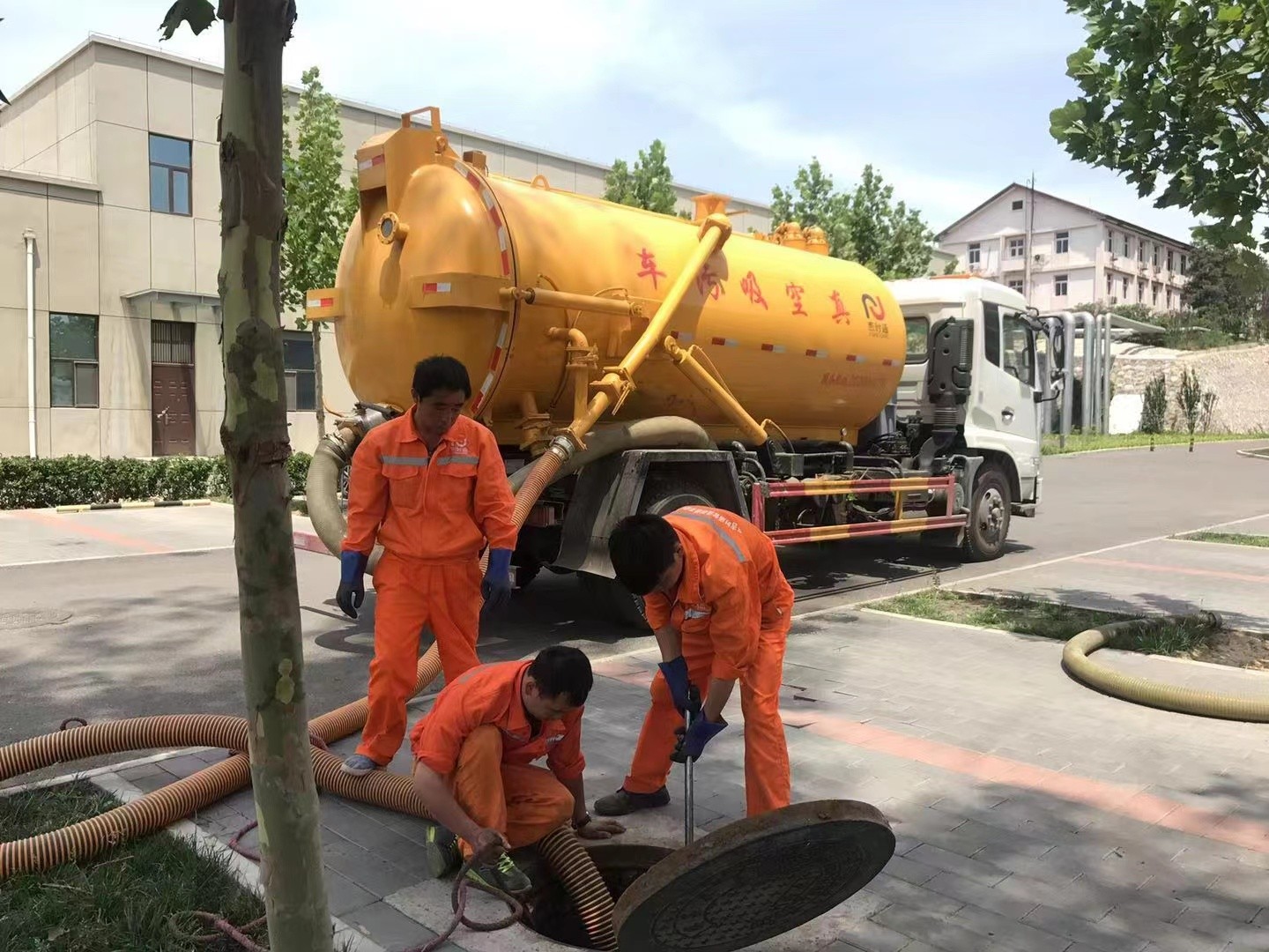 运粮湖管理区管道疏通车停在窨井附近