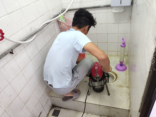 运粮湖管理区管道堵塞冒臭气 专业师傅现场解决问题