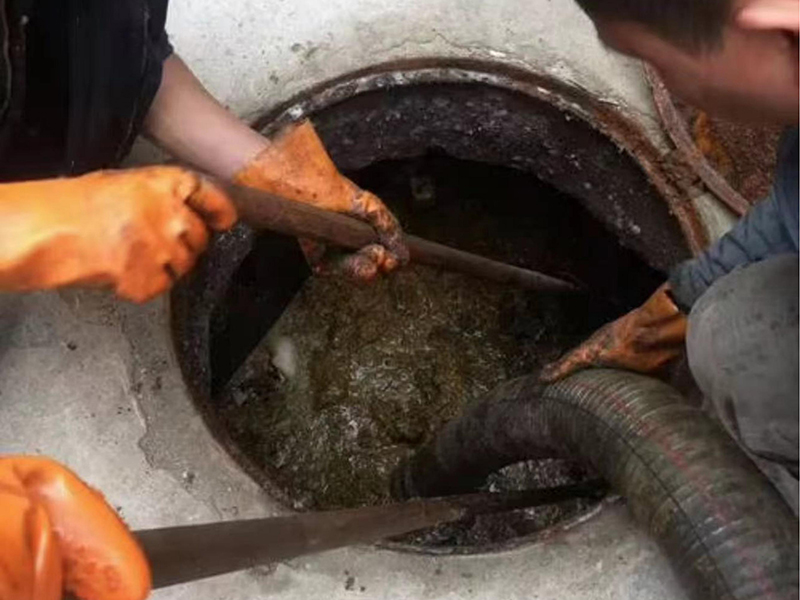 运粮湖管理区清理化粪池时如何避免沼气的危害?